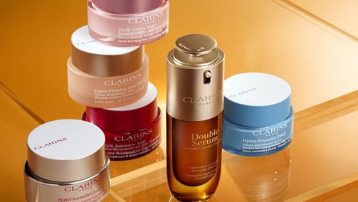  What makes Clarins Double Serum so effective?
                    